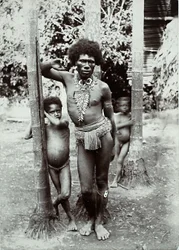 Uomo e due bambini, Papua Nuova Guinea, 1899
